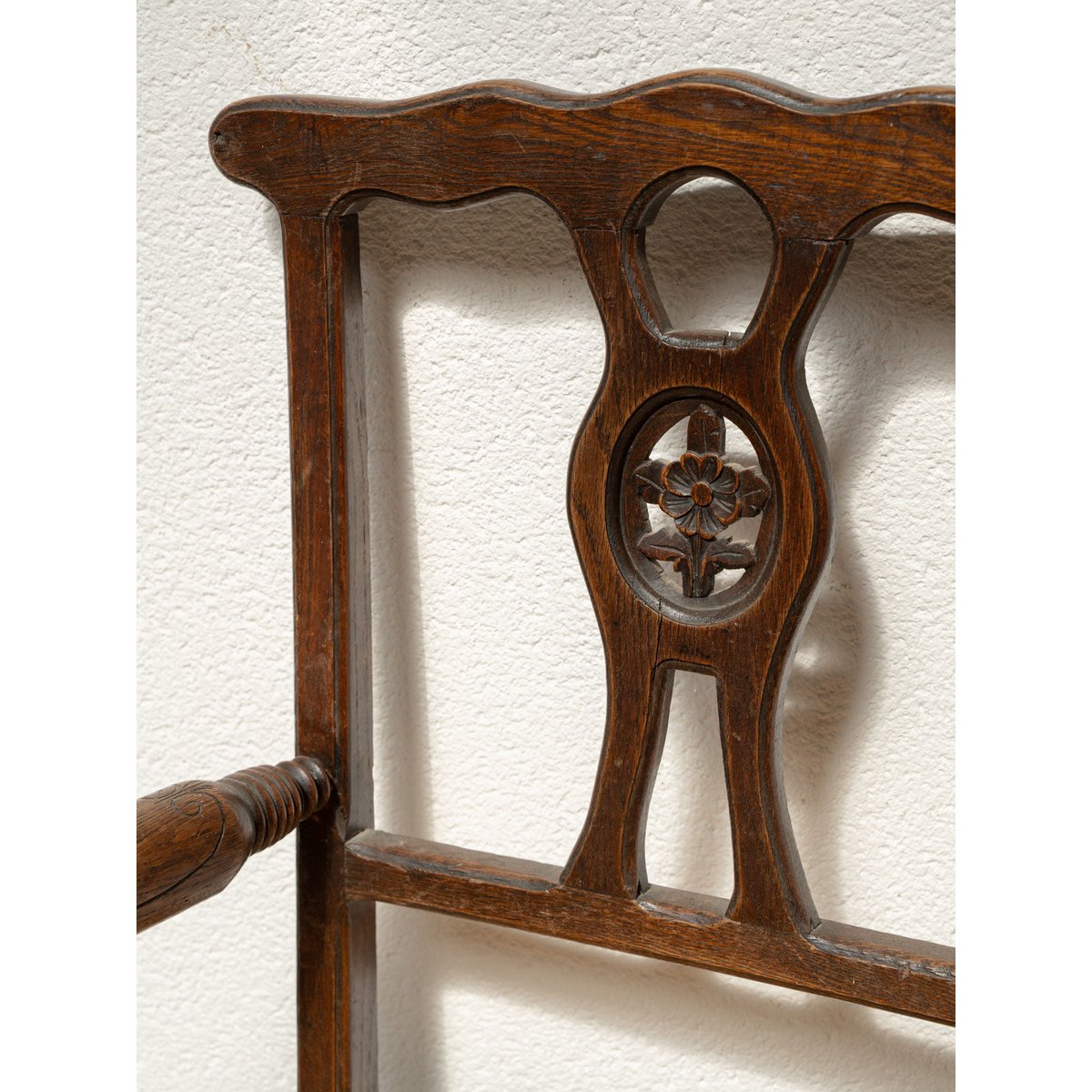 Grand fauteuil en bois gravé et en paille Ernest N°1084 - Bon état bois foncé, DEBONGOUT