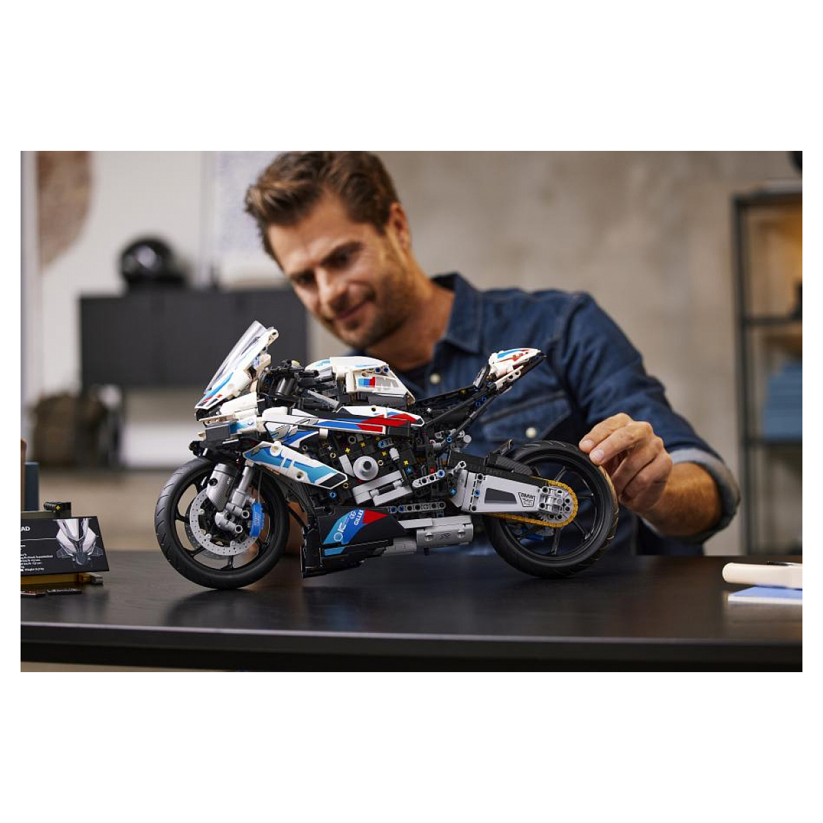 LEGO Technic - Réplique de la BMW M 1000 RR - Modèle 42130 rouge, blanc et bleu, LEGO
