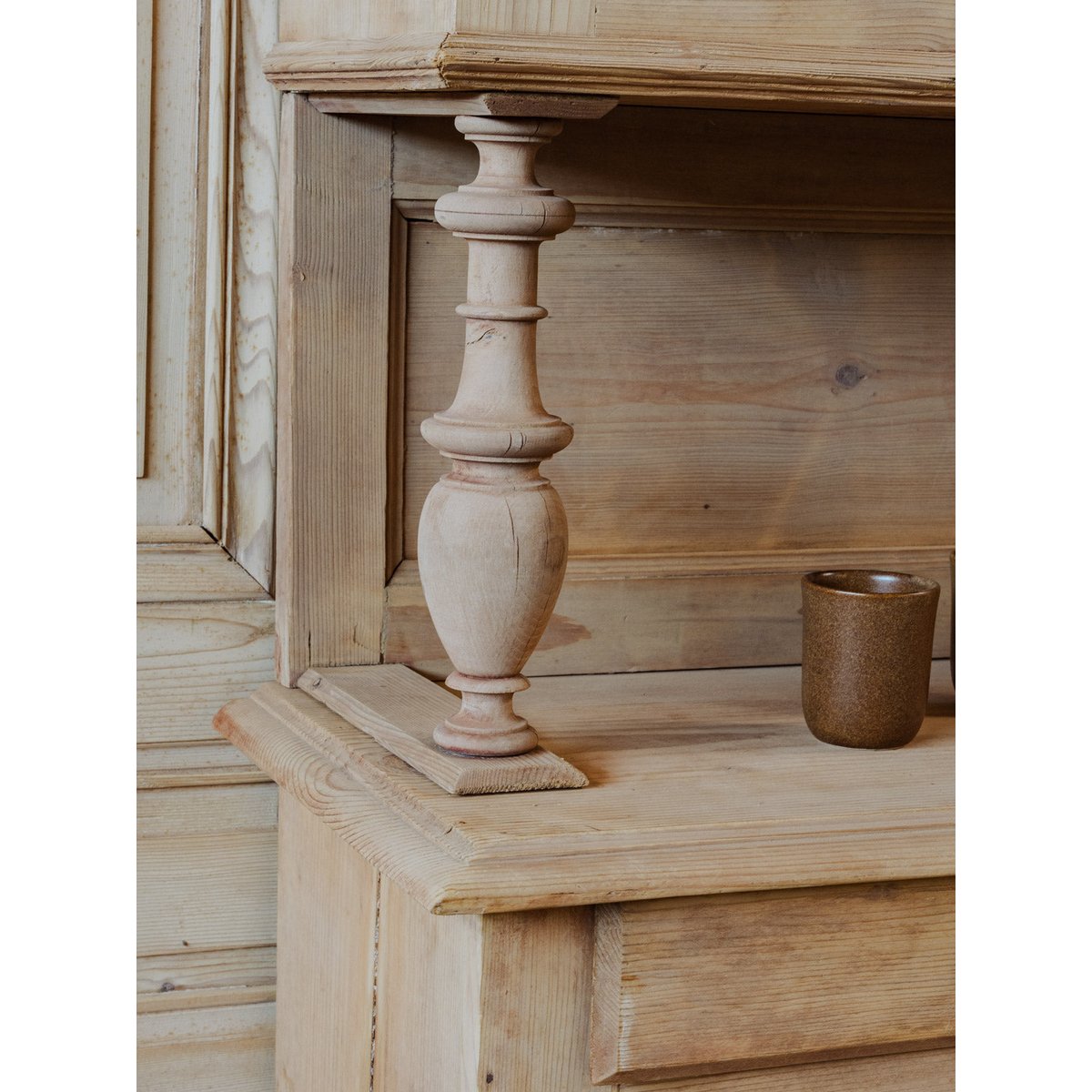 Buffet à deux corps en bois Gilbert N°1559 - Bon état bois clair, DEBONGOUT