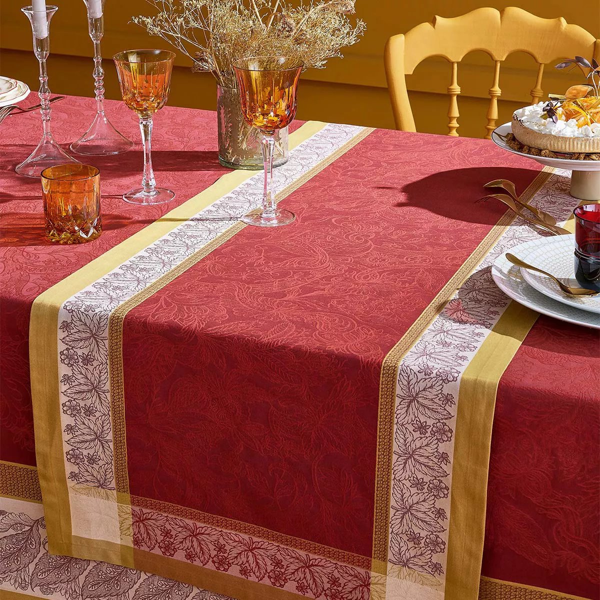 Chemin de table pur coton antitache ALEXANDRIA rubis, GARNIER THIEBAUT