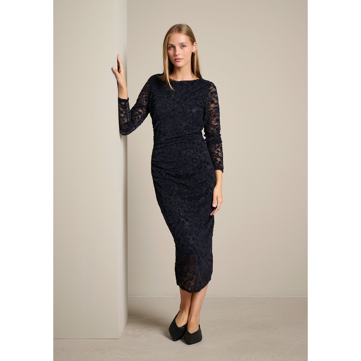 Robe midi drapée en dentelle bleu marine, LOLALIZA