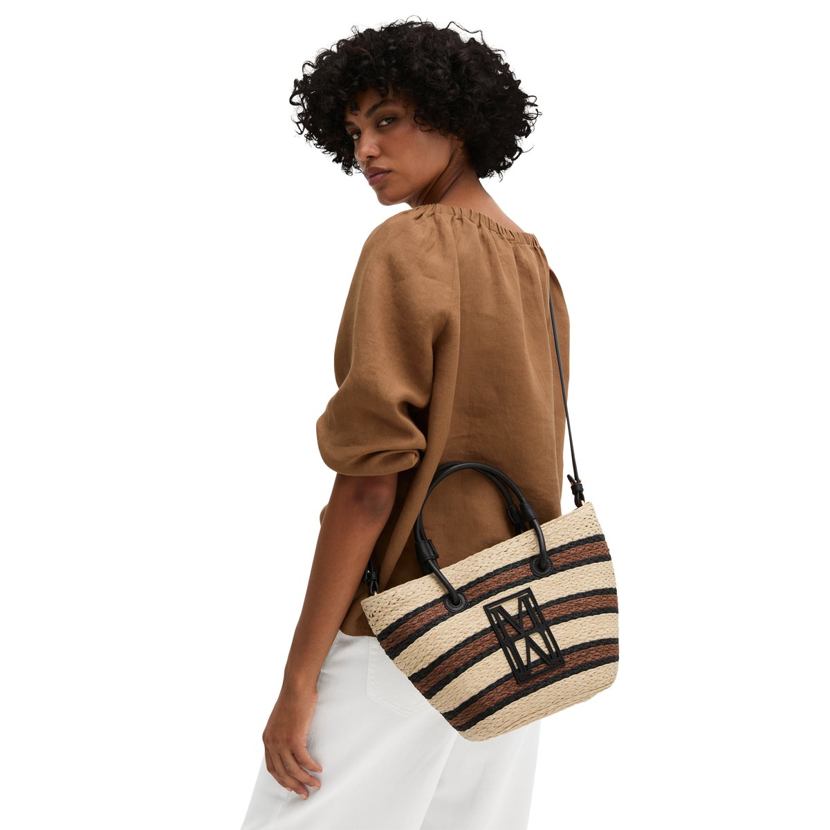 Shopper en raphia petit avec détails élégants en cuir véritable marron clair, MARC O'POLO