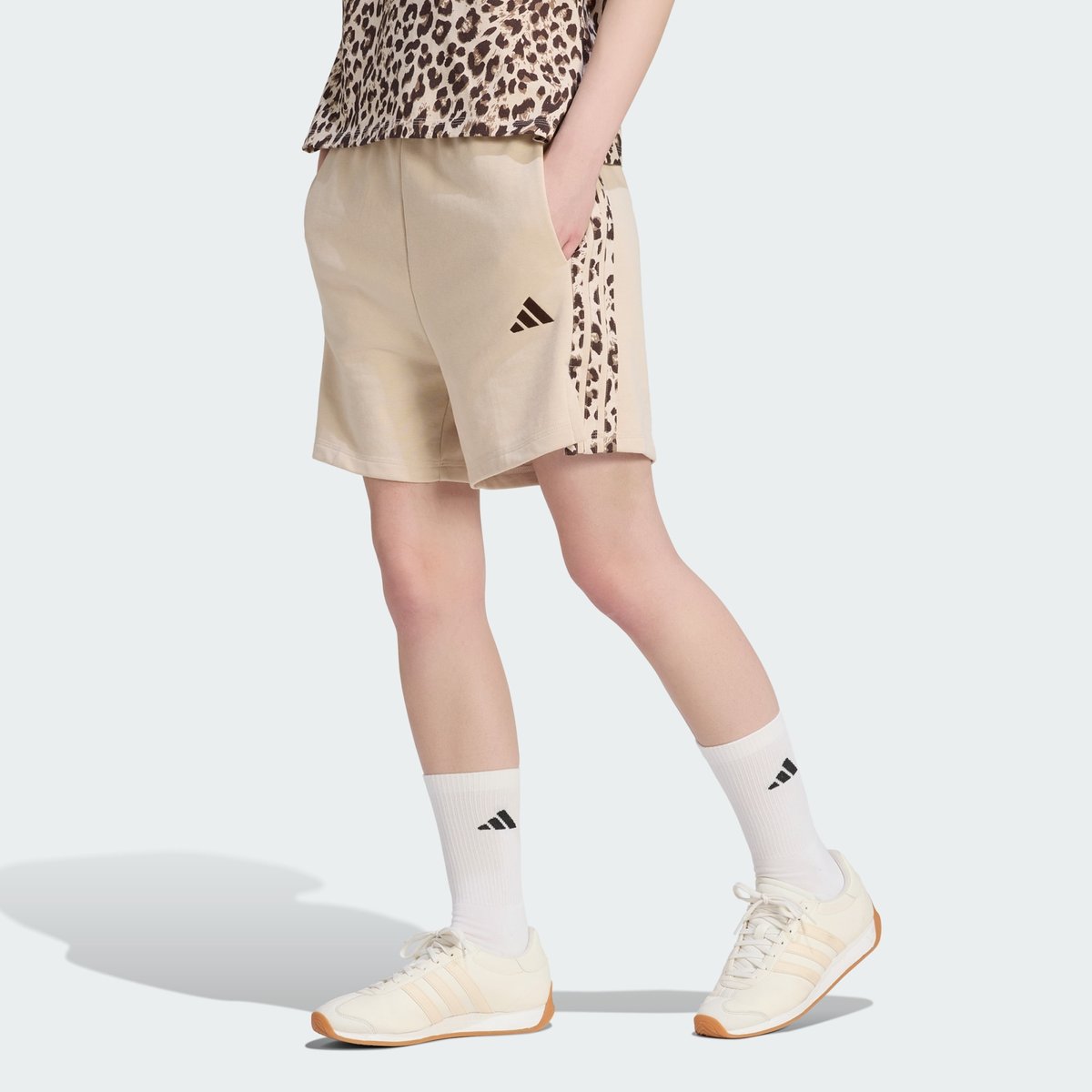 Short Imprimé Animal 3 Bandes Seasonal Essentials Short Imprimé Animal 3 Bandes Seasonal Essentials crystal linen / multicolor / crystal linen, ADIDAS SPORTSWEAR
