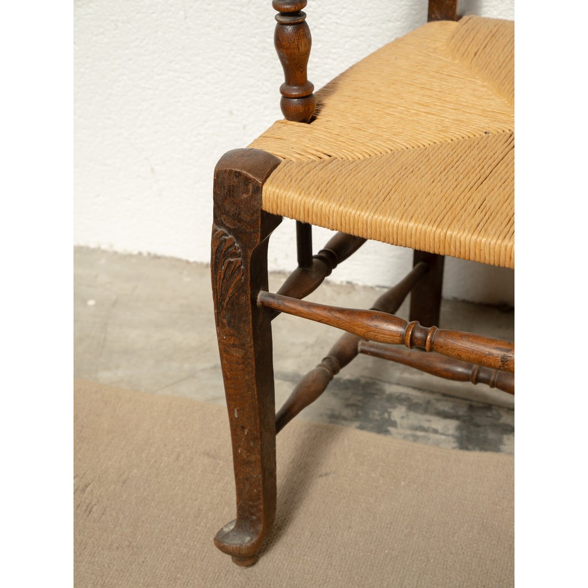 Grand fauteuil en bois gravé et en paille Ernest N°1084 - Bon état bois foncé, DEBONGOUT