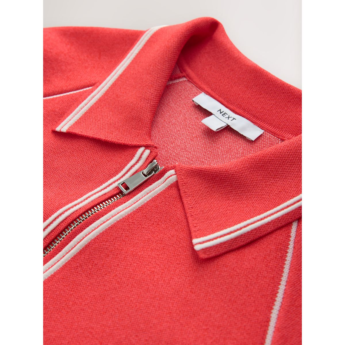 Veste zippée en maille avec col pointes rouges, NEXT