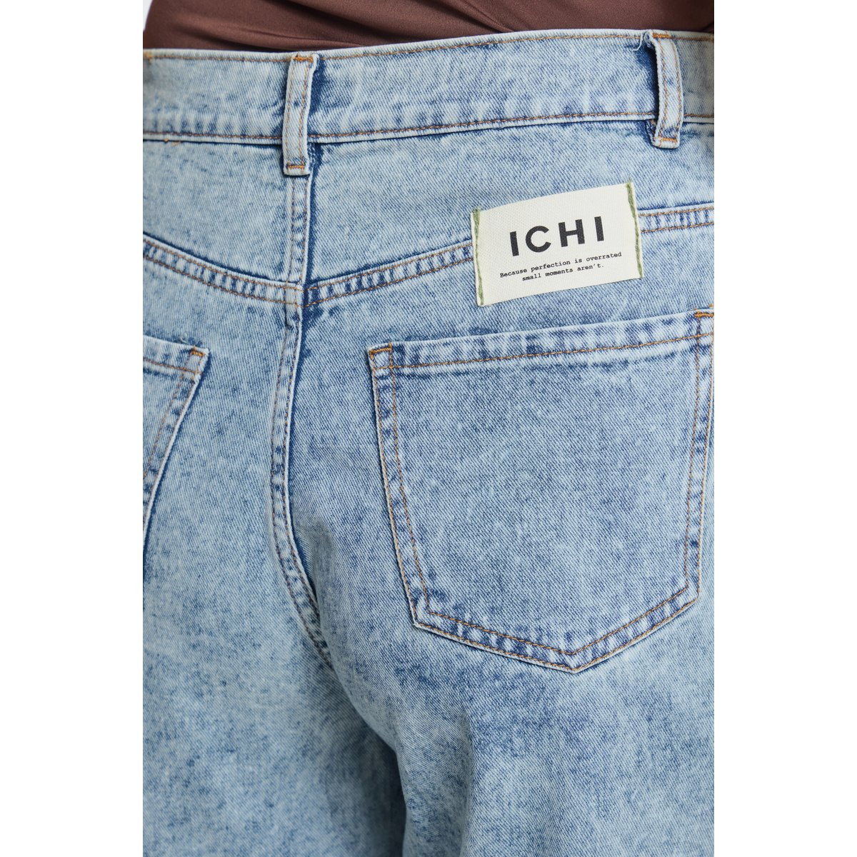 Jean jambes larges, coupe droite, taille asymétrique bleu denim light blue stonewashed, ICHI
