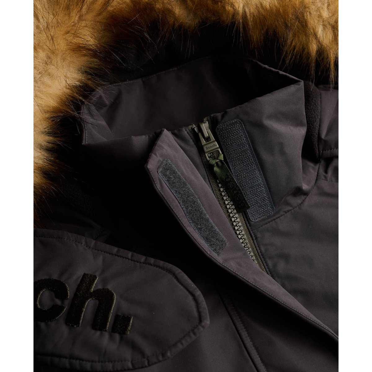 Veste Coupe-vent Bench à Capuche en imitation Fourrure gris anthracite/ gris anthracite beluga, SUPERDRY