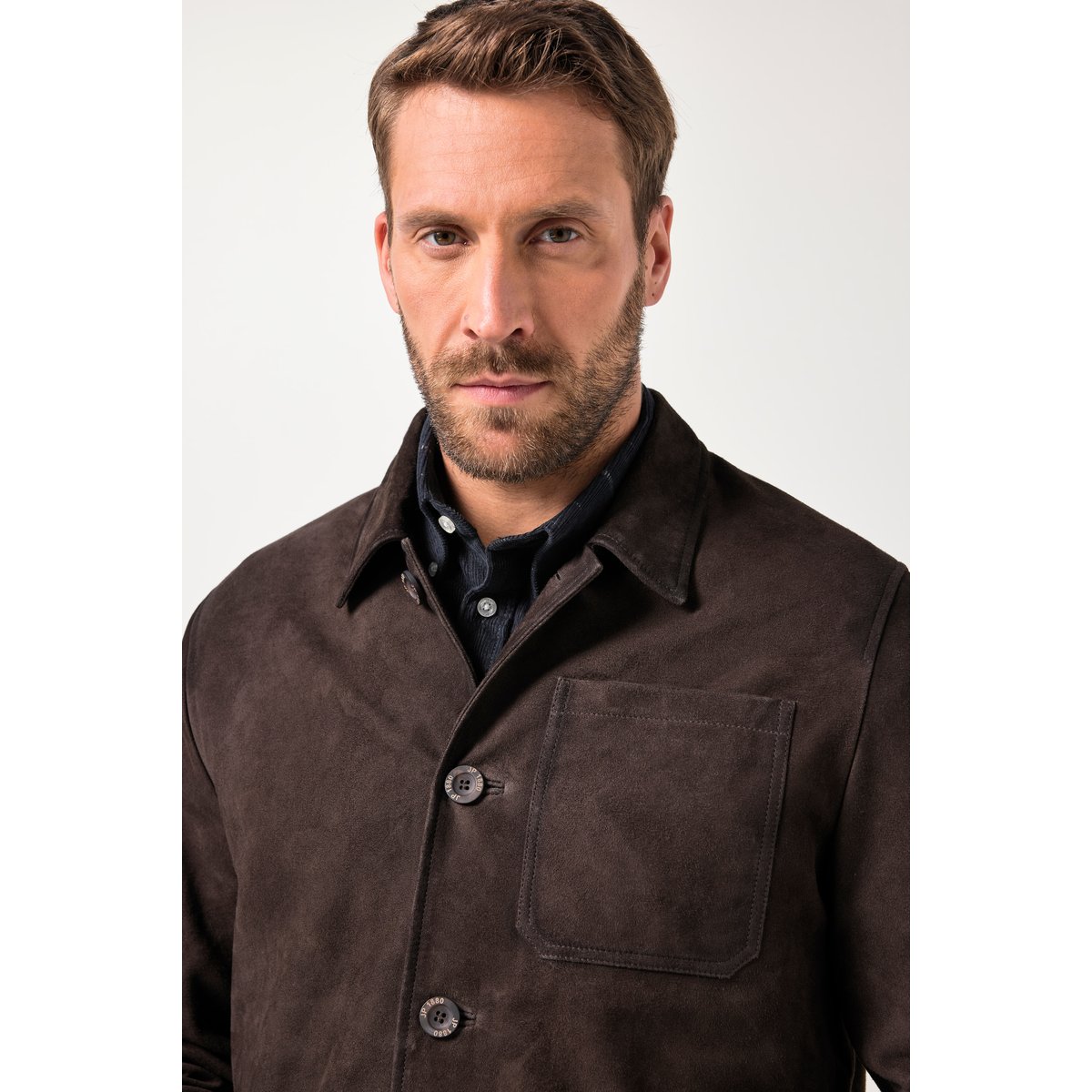 Veste en cuir de chèvre suédé. col chemise marron foncé, JP1880