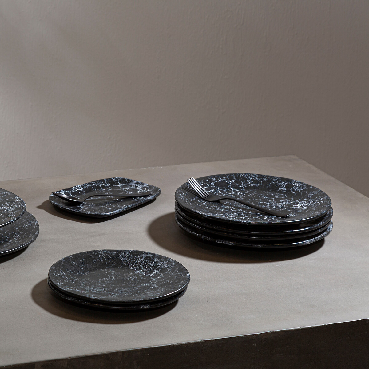 Marbled Stoneware Pizza Plate black, SO'HOME