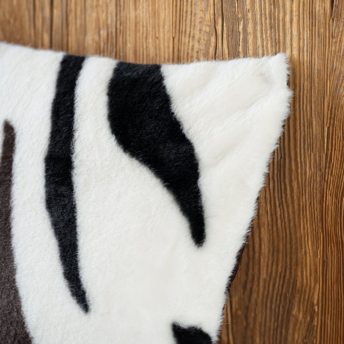 Coussin garni à motif zèbre avec dos en velours - QABANE noir, HOME MAISON