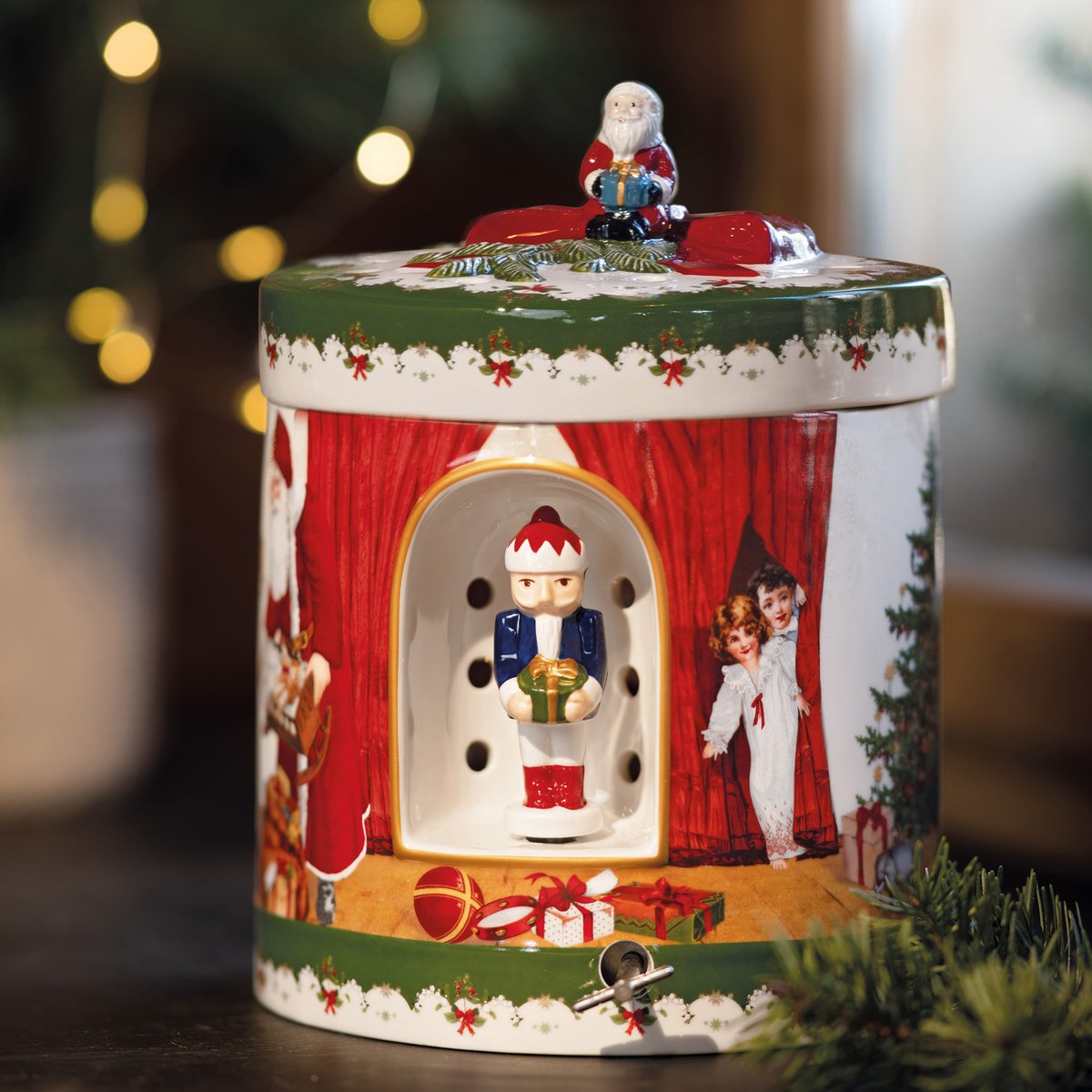 Emb. Rond, Père Noël Apporte Cadeaux CHRISTMAS TOYS couleur unique, VILLEROY & BOCH