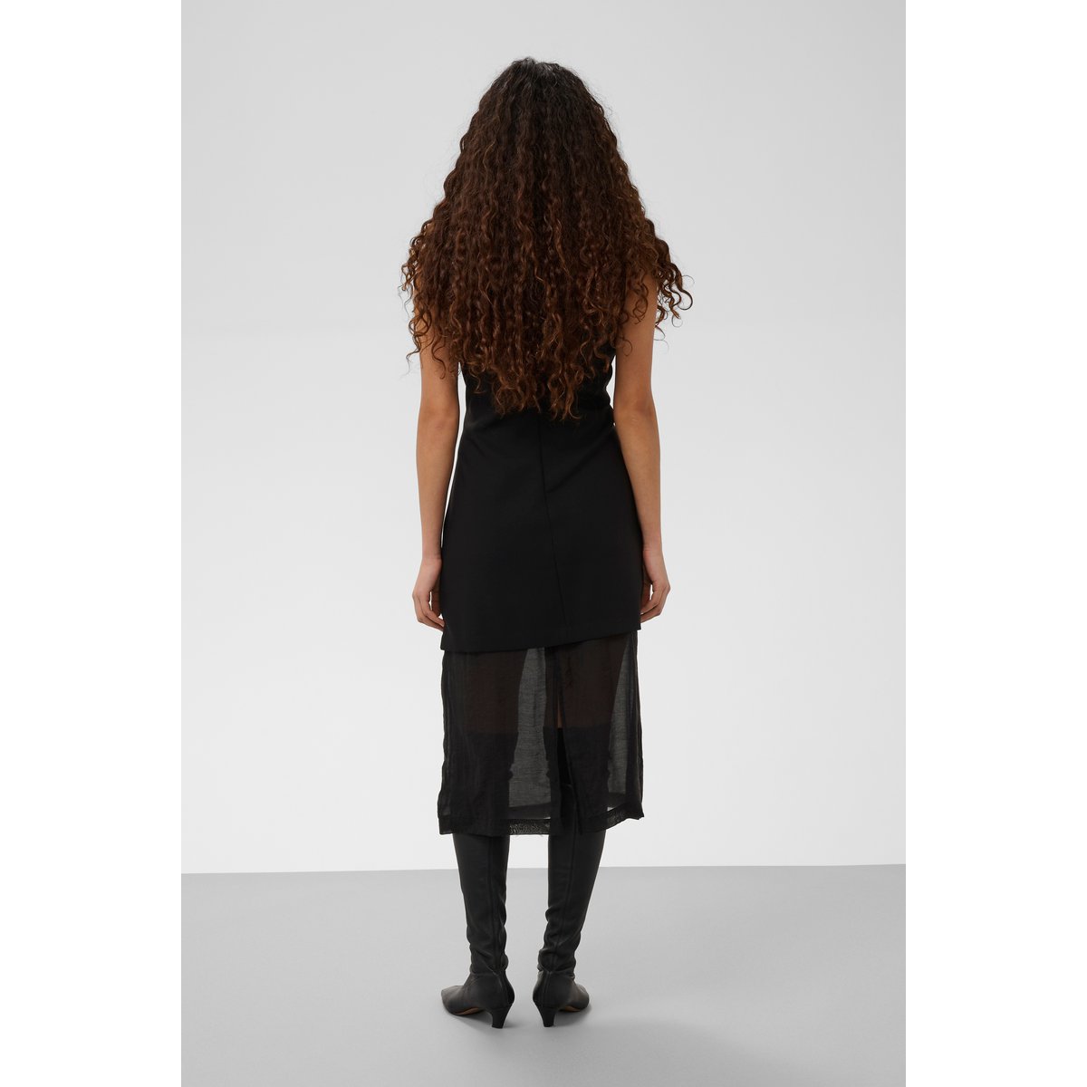 Robe noir, SOAKED IN LUXURY