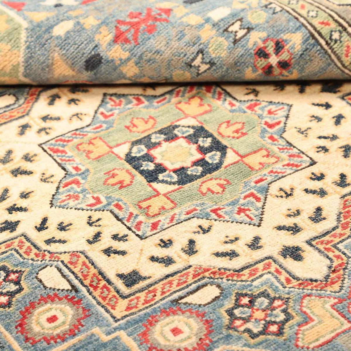 Tapis salon, motif géométrique noué main, laine naturelle, KAZAK CO 69 bleu, beige, rouge, UN AMOUR DE TAPIS