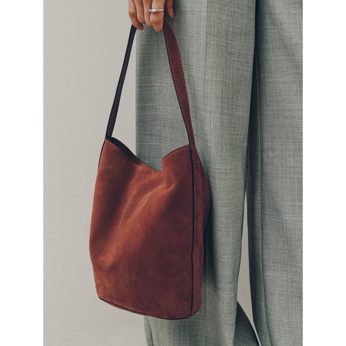 Sac seau porté épaule en cuir souple marron rouille, NEXT
