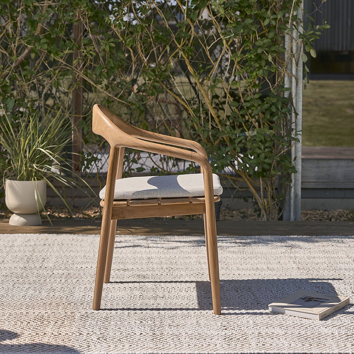 Lot de 2 fauteuils de jardin en teck massif avec coussins AMBRE naturel, BERAH GETAH