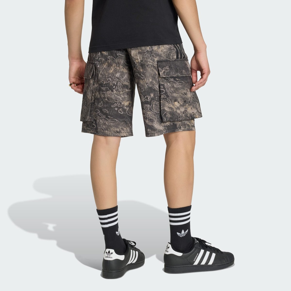 Short Cargo Adilenium Season 5 Aop Short Cargo Adilenium Season 5 Aop chalk pearl / wonder taupe, adidas Originals