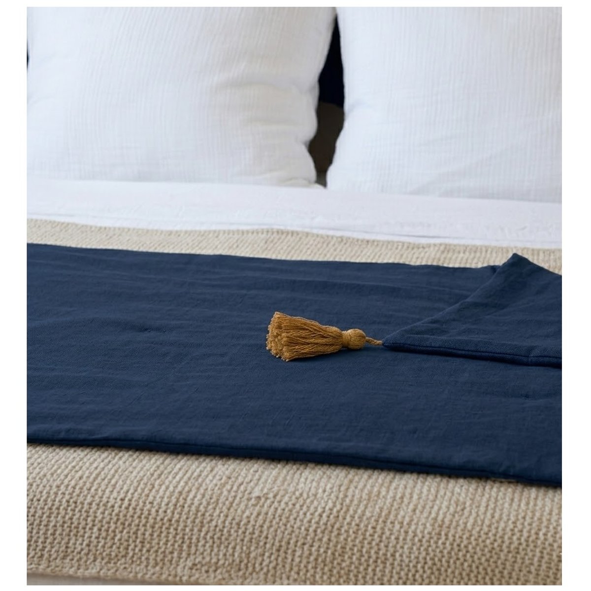 Edredon bout de lit en coton avec pompons Cocon bleumarine, EDEN