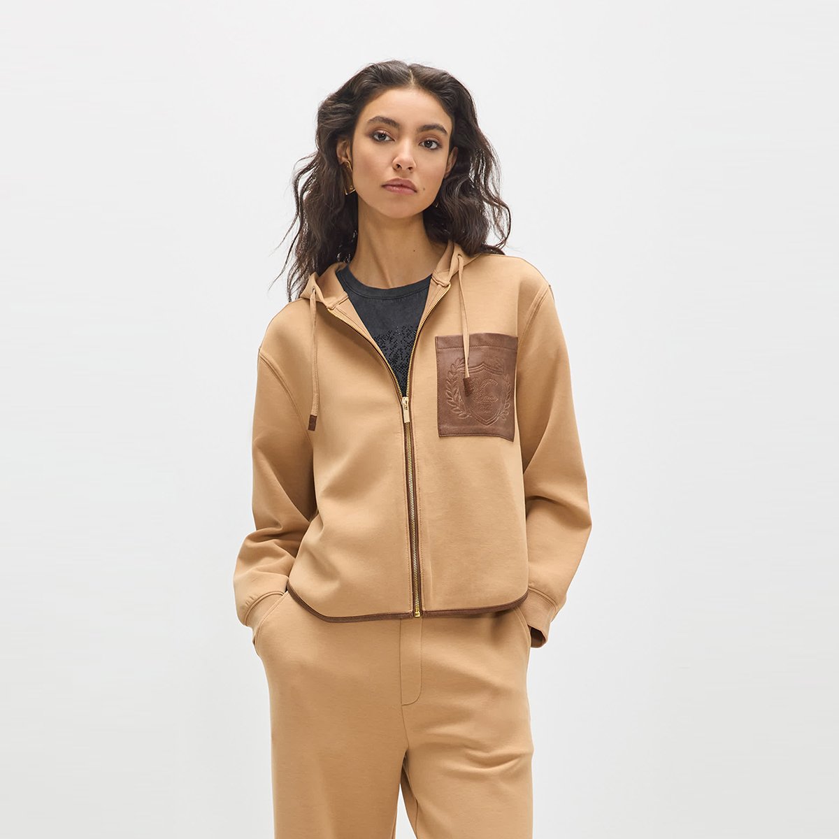 Sweat zippé à capuche avec poche faux cuir camel, LOLA CASADEMUNT