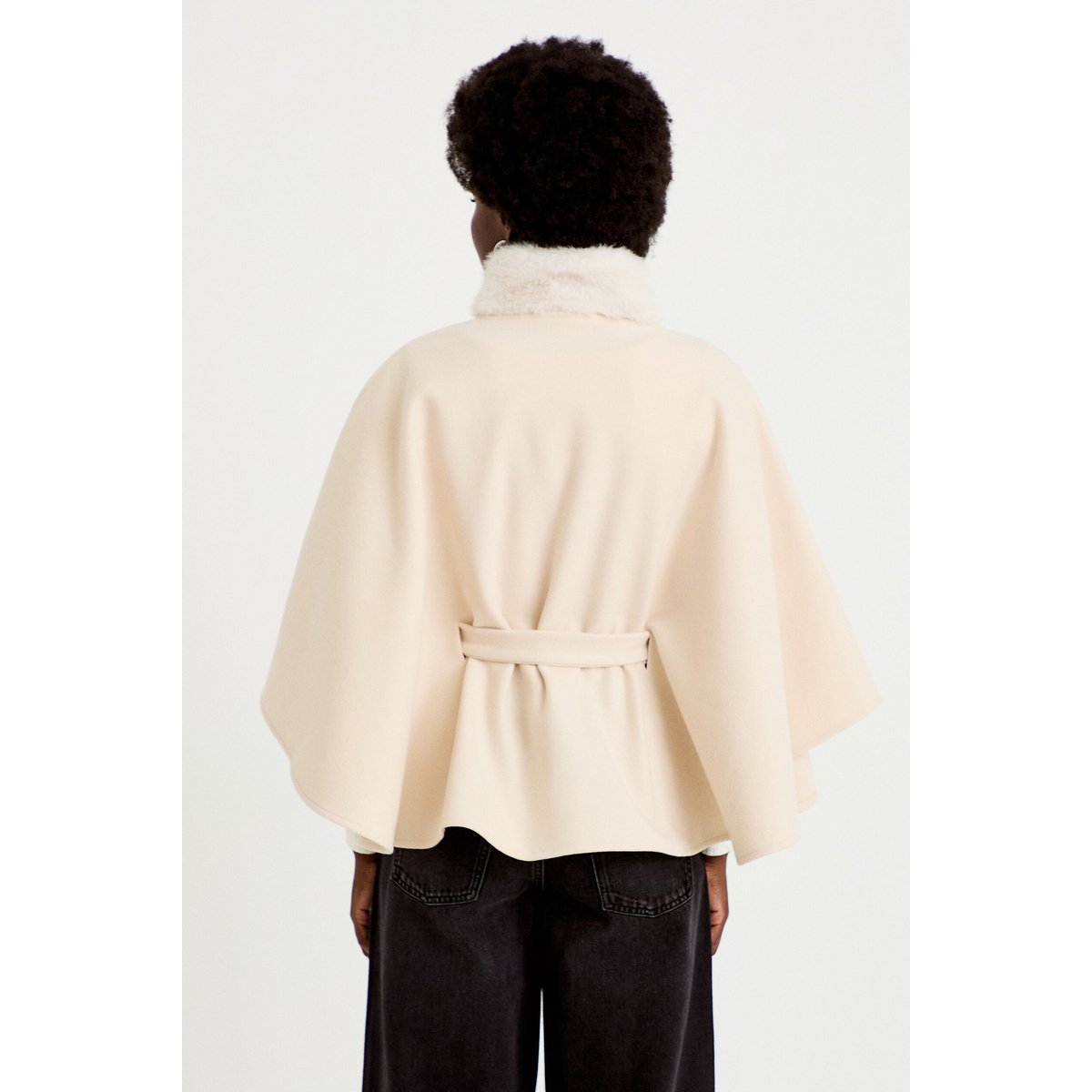 Poncho ivoire, CACHE CACHE