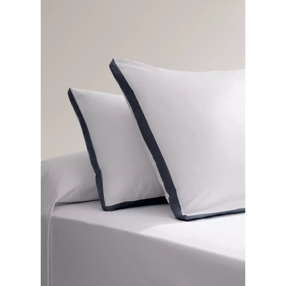 Deux taies d’oreiller en coton percale 200 fils avec bords en satin 60x60 cm bleu, MANGO HOME