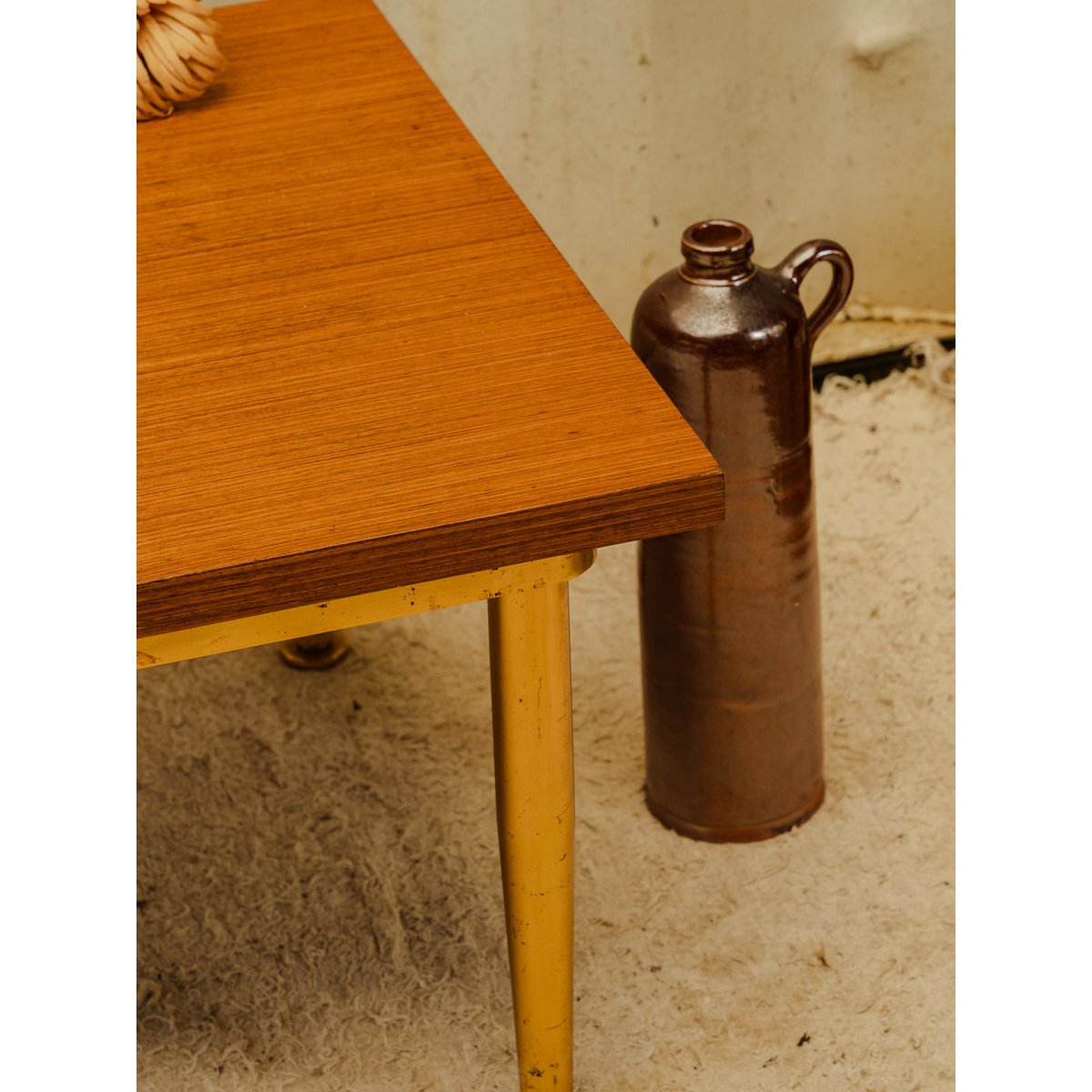 Table basse en bois et métal doré Donna N°1656 - Bon état bois foncé, DEBONGOUT