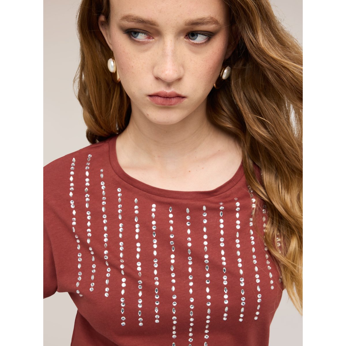 T-shirt avec applications de strass rouge, MOTIVI