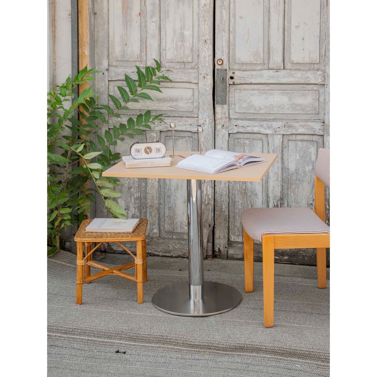 Table à manger carrée au pied chromé Karla N°1226 - Bon état bois clair, DEBONGOUT