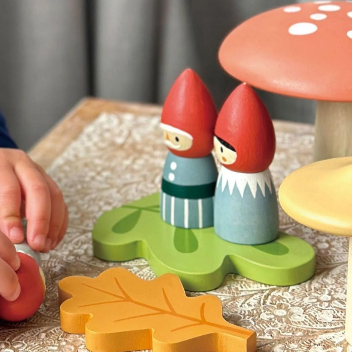 Famille de gnomes et forêt rouge, bleu, orange, TENDER LEAF TOYS