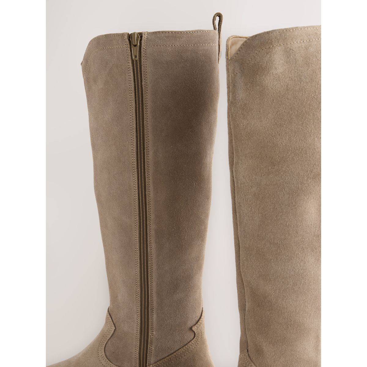 Bottes western hauteur genou contrastantes mélange de cuir suédé marron taupe, NEXT