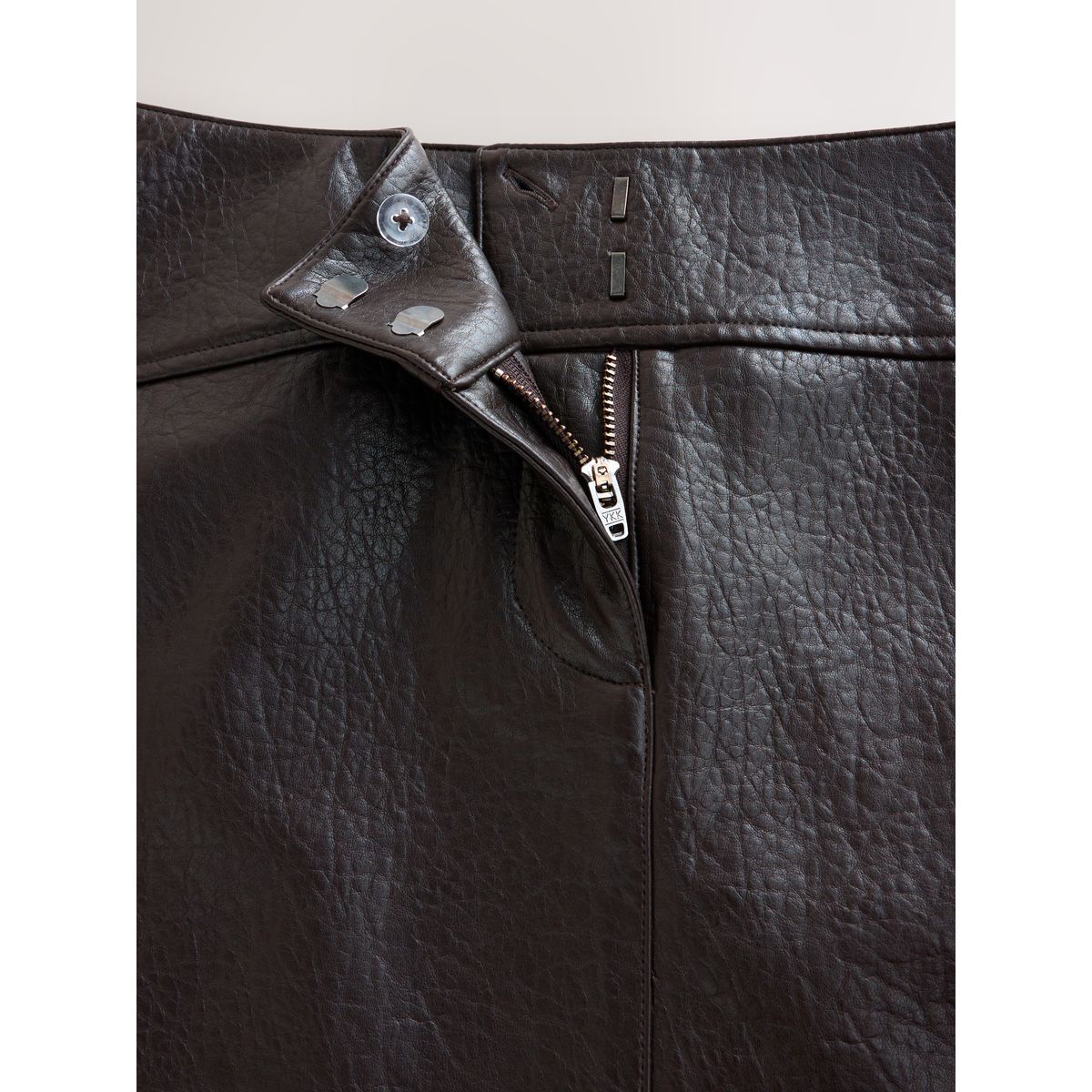 Mini-jupe en simili cuir texturé marron chocolat, NEXT