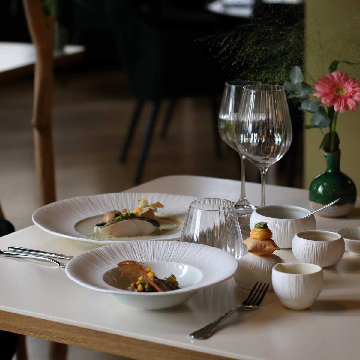 Lot de 6 assiettes plates en porcelaine 28,5cm, URUS beige-blanc, OGO LIVING