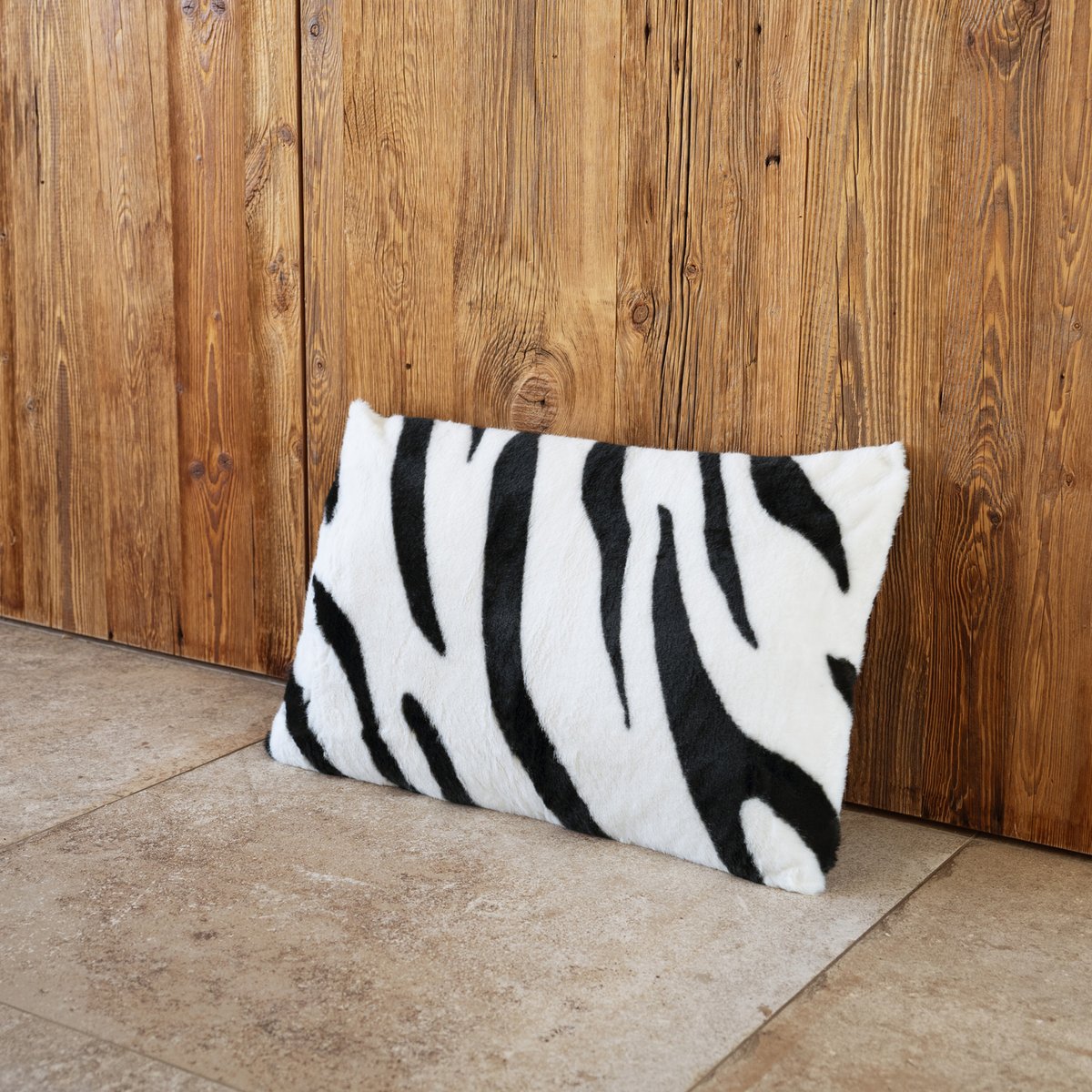 Coussin garni à motif zèbre avec dos en velours - QABANE noir, HOME MAISON