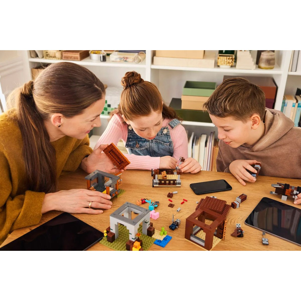 LEGO Minecraft - Avant-Poste des Pillards et Ravageur - Set de Construction 21278 multicolore, LEGO