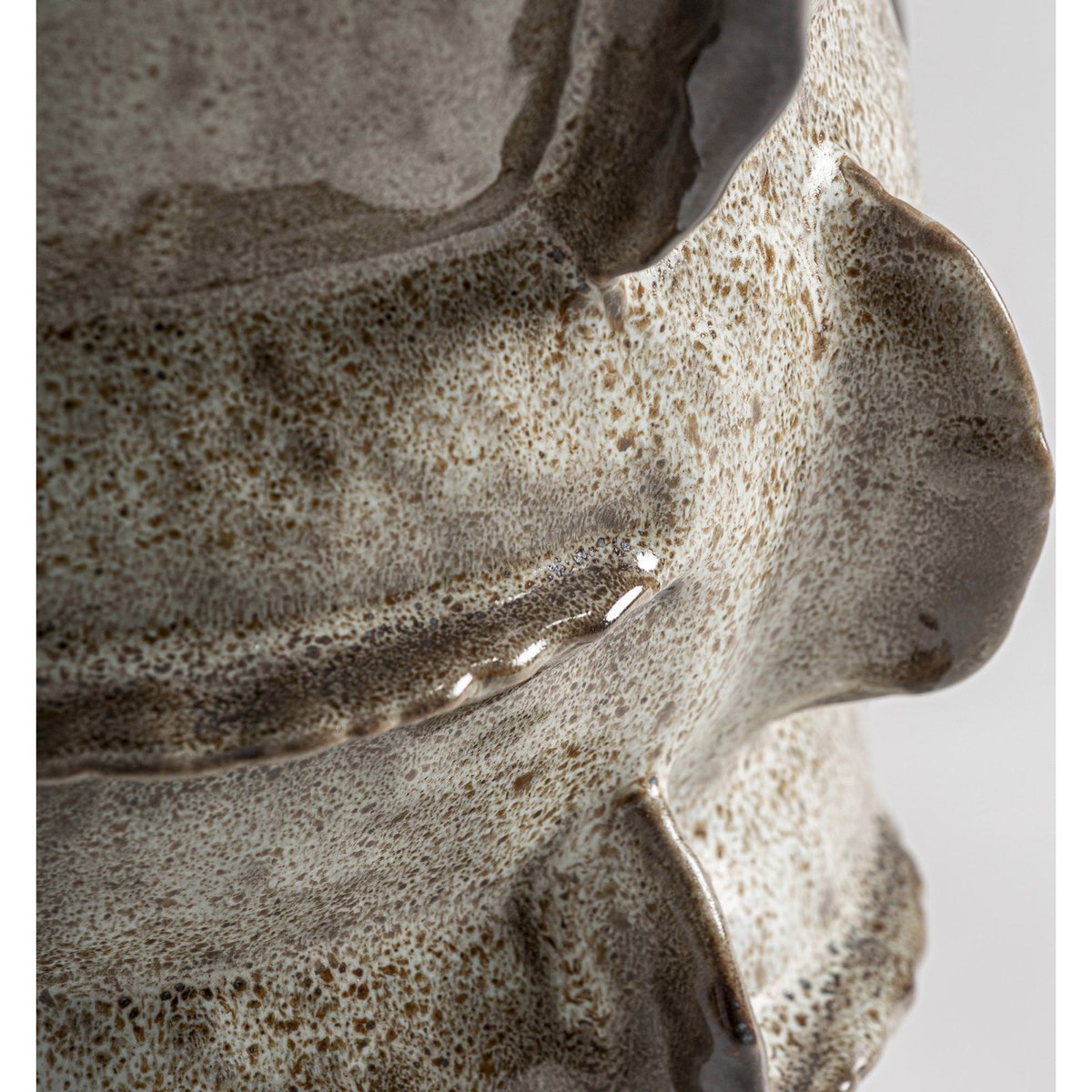 Vase sculptural en céramique beige moucheté brillant, RECOLLECTION