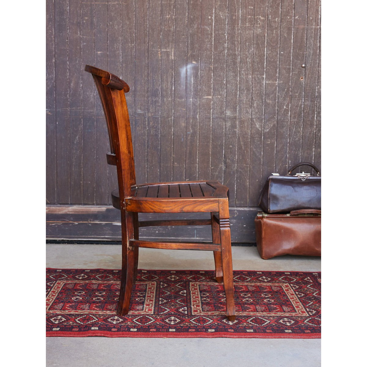 Paire de chaises en acajou Claude N°1349 - Bon état bois foncé, DEBONGOUT
