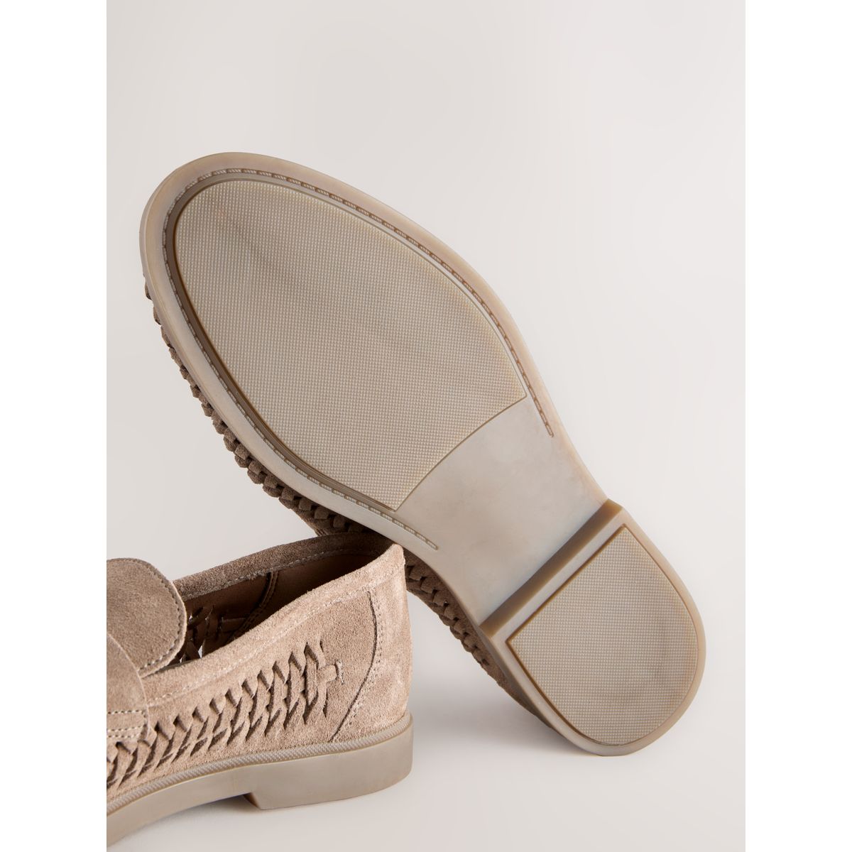 Mocassins à glands en daim effet tressé grège, NEXT