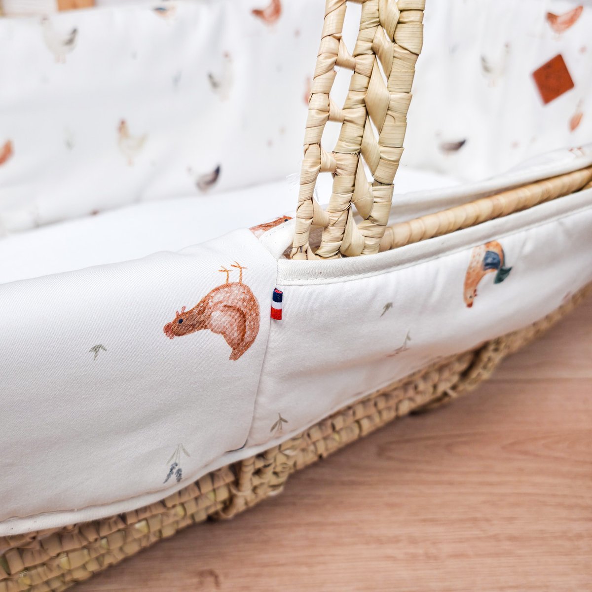 Habillage de couffin en satin de coton GALLINA GALLINA écru – motif poules champêtre, SEVIRA KIDS