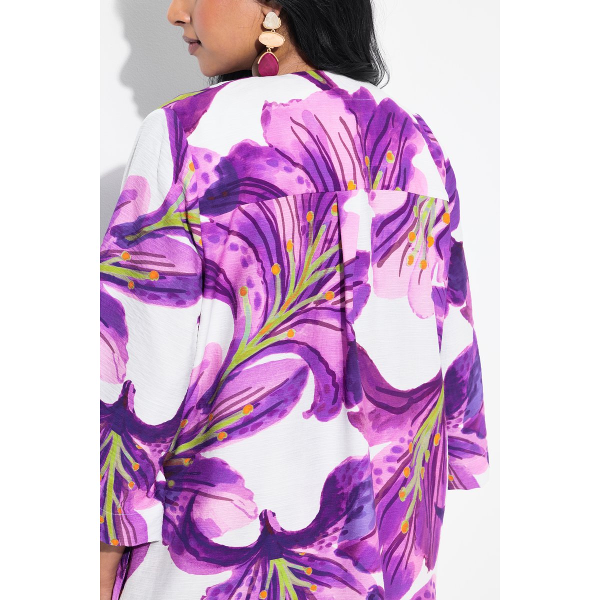 Veste à fleurs. Encolure V, manches 3/4 violet, ULLA POPKEN