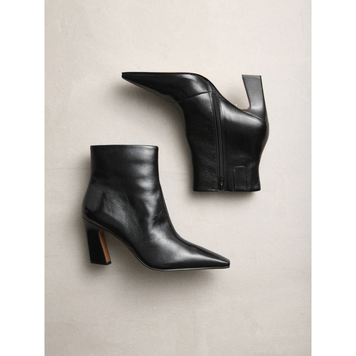 Bottines à bout ciselé et talon incurvé noir texturé, NEXT
