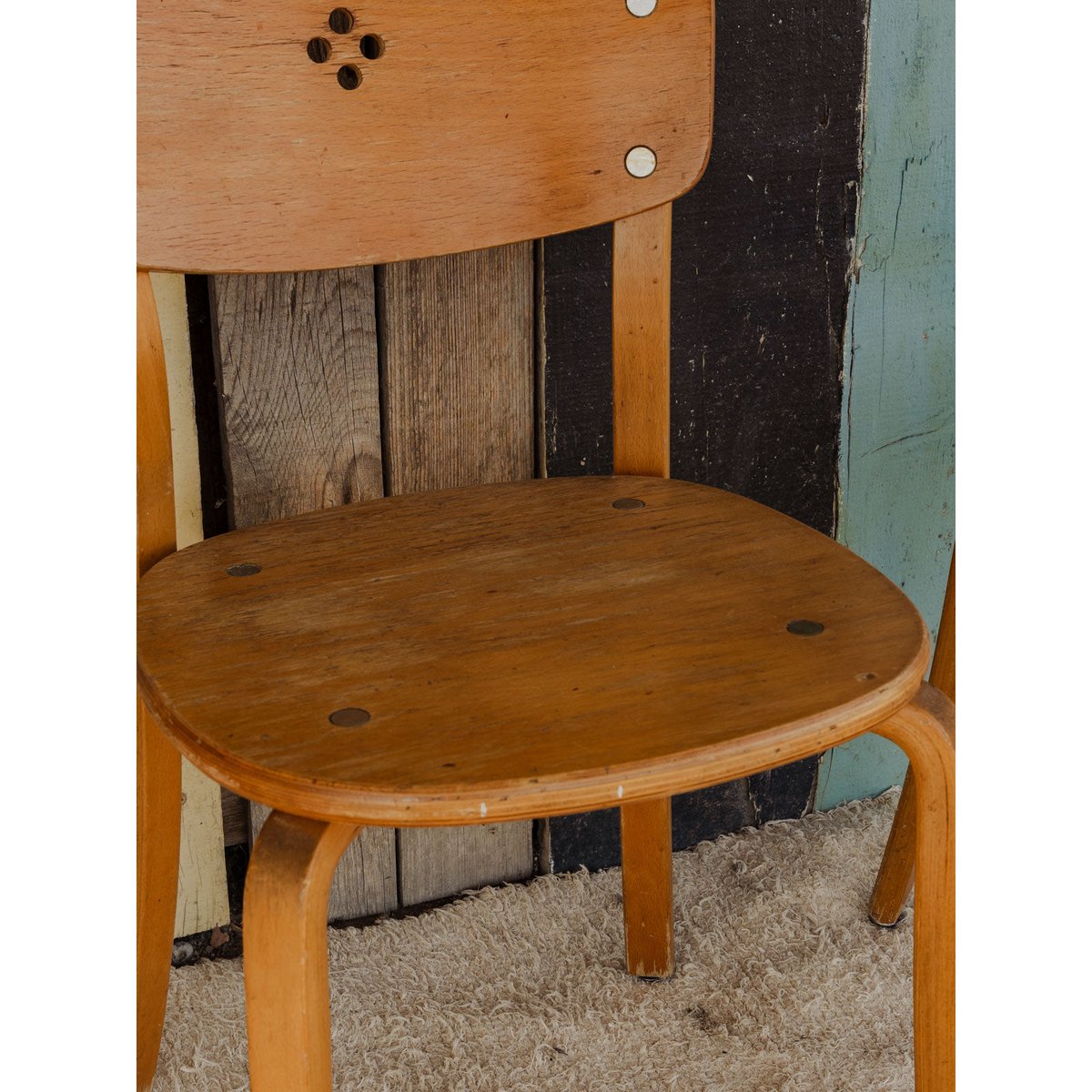 Paire de chaises en bois Claude N°1386 - Bon état bois clair, DEBONGOUT