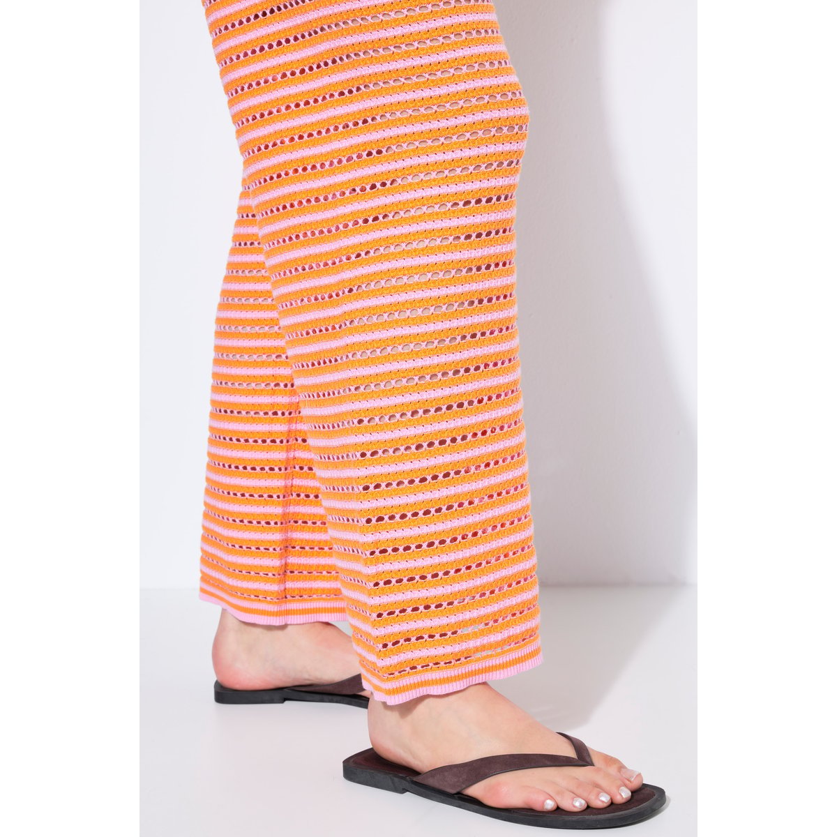 Pantalon jambes larges, rayures et texture rose pâle, STUDIO UNTOLD