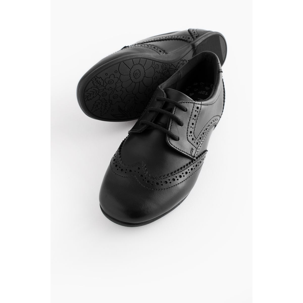Richelieus d’école étroites à lacets noir mat, NEXT