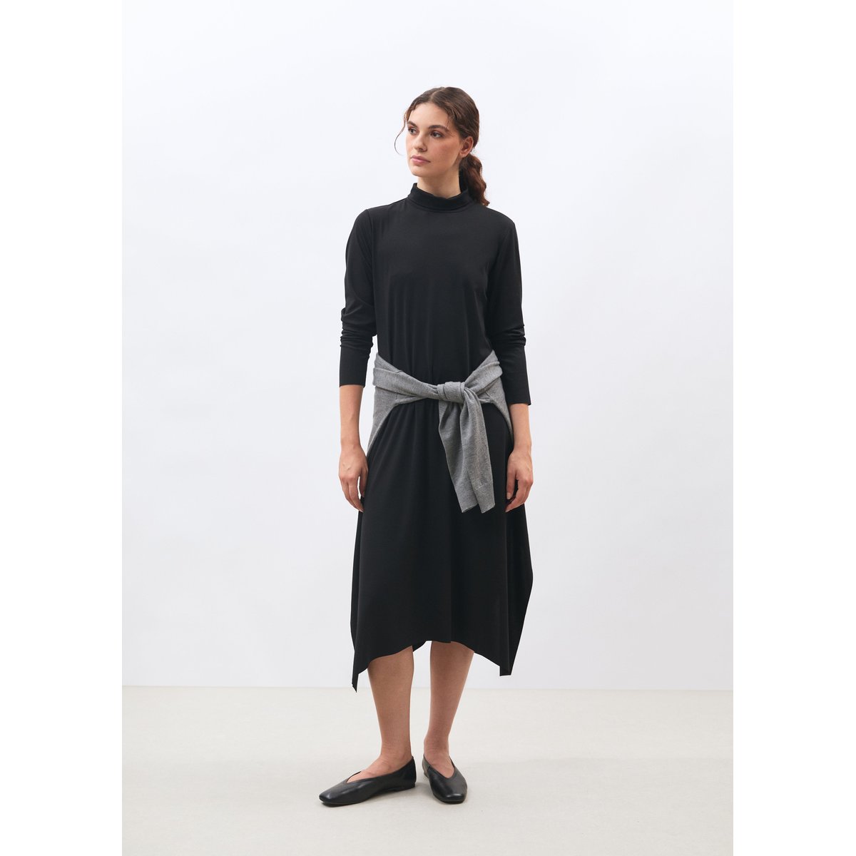Robe longue asymétrique en jersey noir, HUMILITY