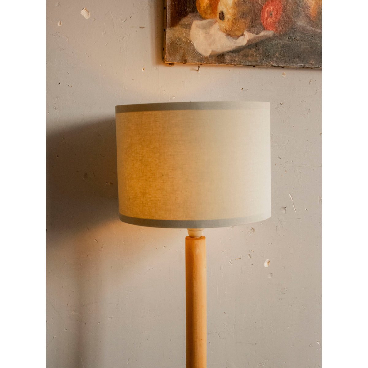 Lampadaire en bois aux lignes épurées Julien N°375 - Bon état bois clair, DEBONGOUT