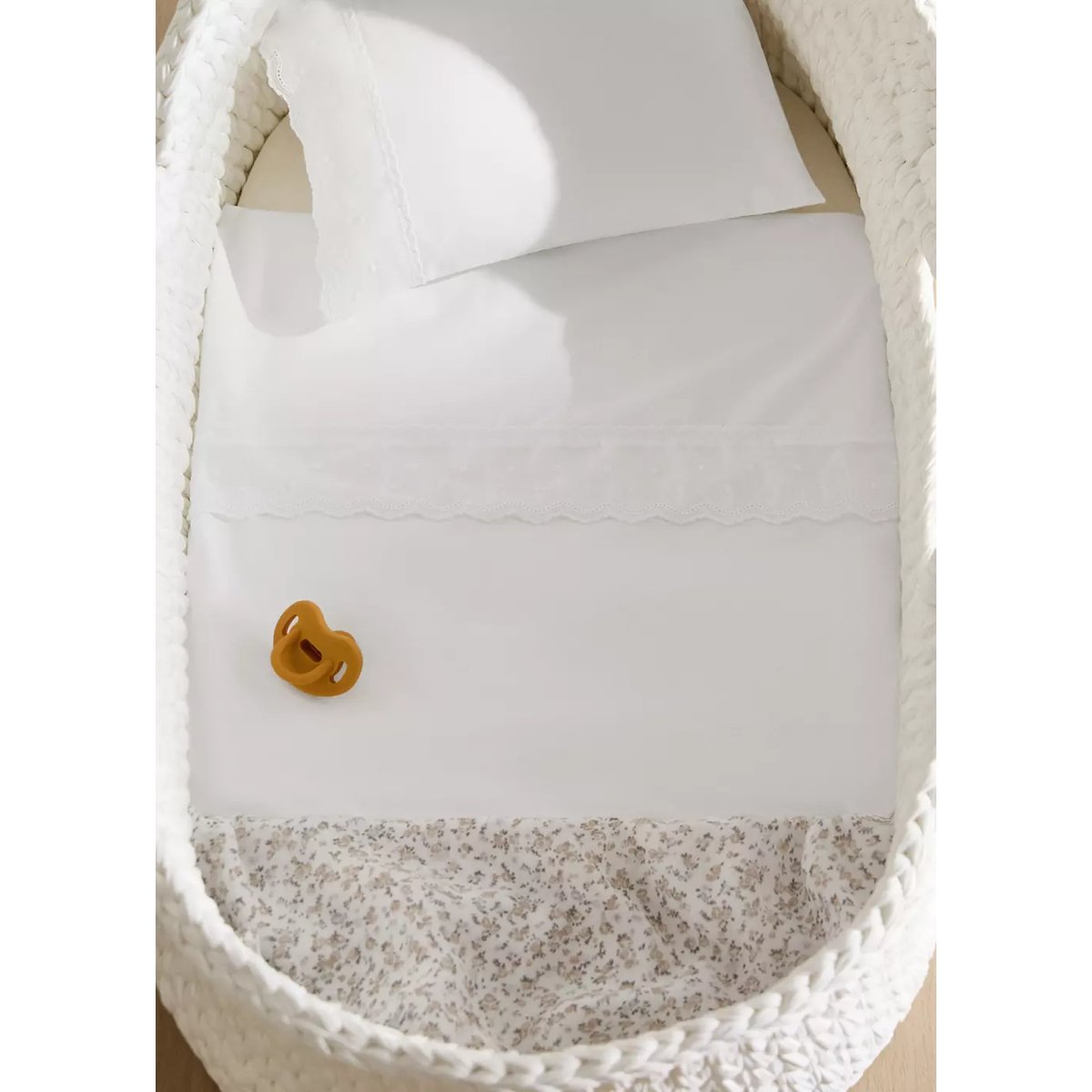 Drap plat et taie d’oreiller mini berceau volant et broderie blanc, MANGO HOME