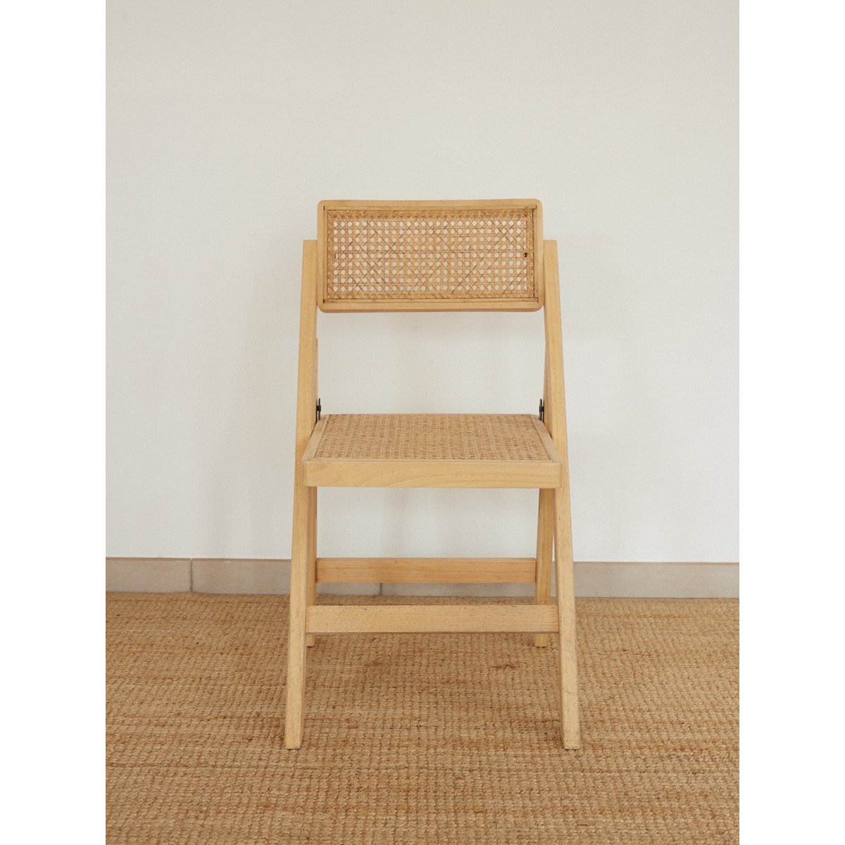 Paire de chaises pliantes en cannage Claude N°1752 - Bon état bois clair, DEBONGOUT