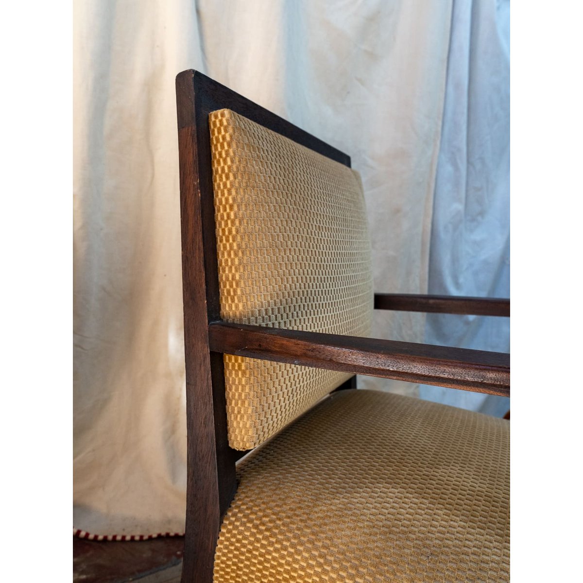 Fauteuil en velours beige Ernest N°831 - Bon état bois foncé, DEBONGOUT