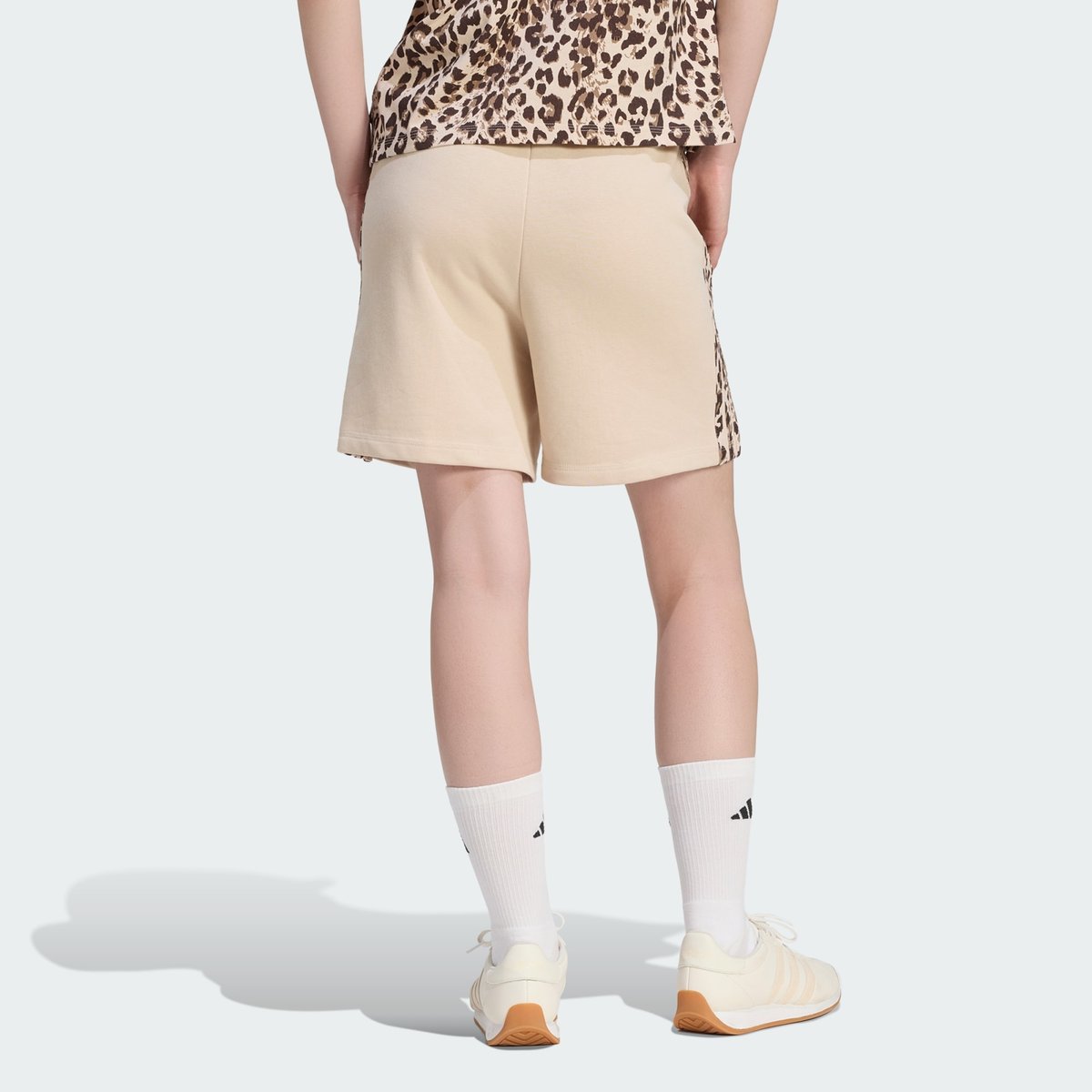 Short Imprimé Animal 3 Bandes Seasonal Essentials Short Imprimé Animal 3 Bandes Seasonal Essentials crystal linen / multicolor / crystal linen, ADIDAS SPORTSWEAR