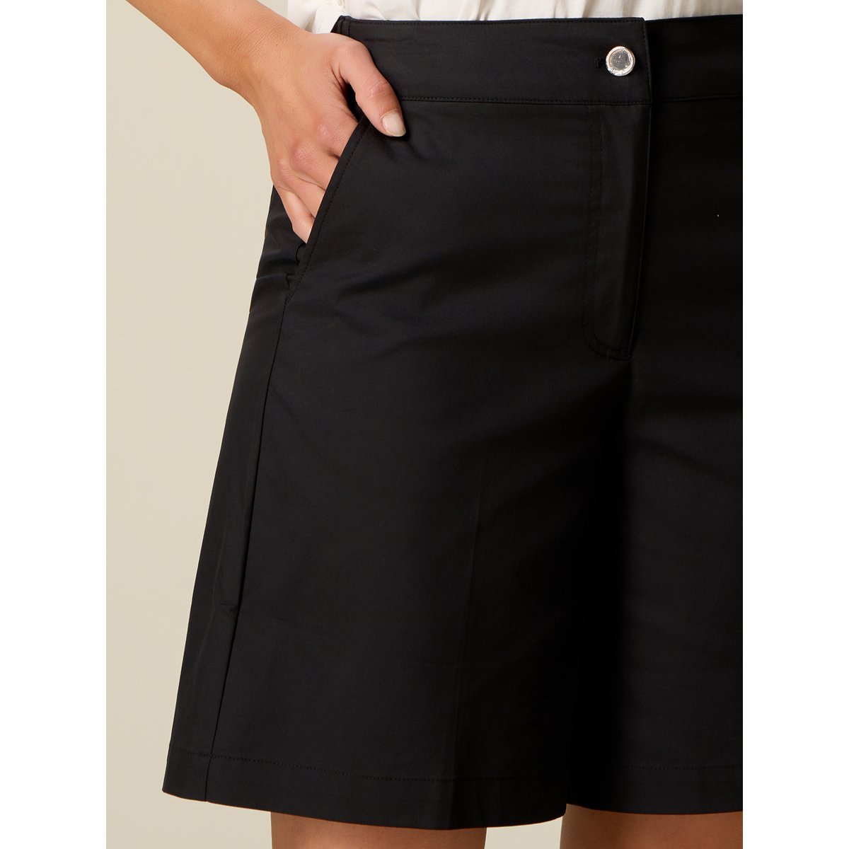 Bermuda en gabardine noir, OLTRE
