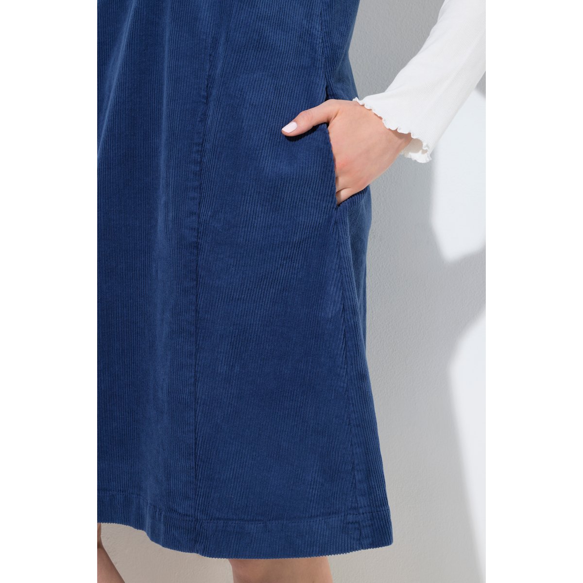 Robe en velours côtelé bleu encre, ULLA POPKEN